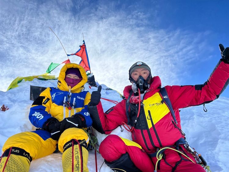 曾格爾(左)13小時無氧速攀世界第八高峰馬納斯魯峰創世界紀錄。曾格爾提供