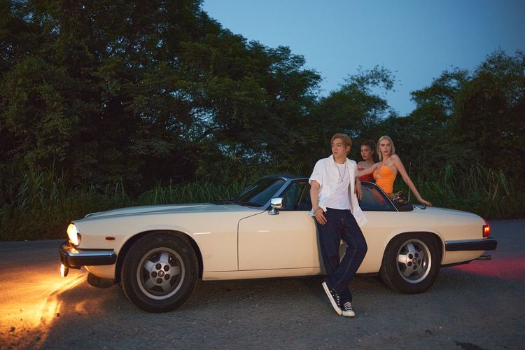 蔣卓嘉（左）MV出動跑車與2位辣妹助陣。索尼提供