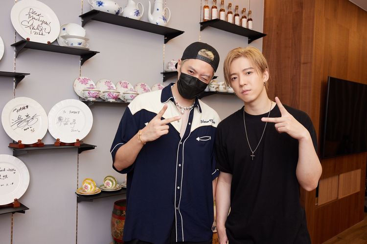 蔣卓嘉（右）與周湯豪合照留念。索尼提供