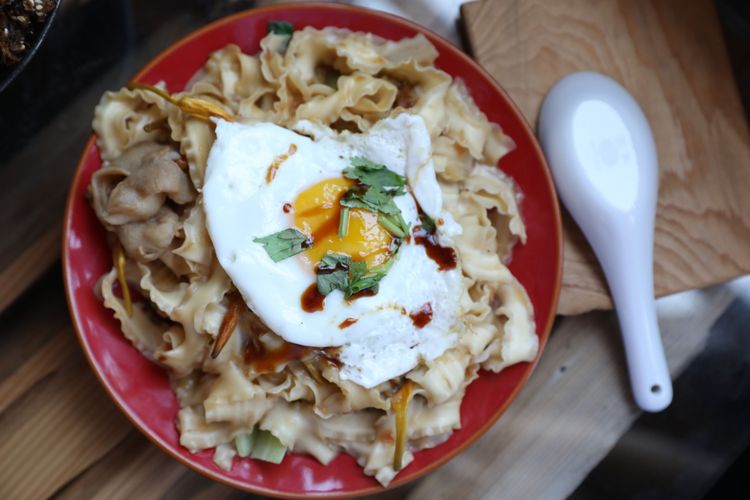 喜愛麵食的人可選擇「金針波浪蛋拌麵」，同樣有滋有味。黃盈甄攝