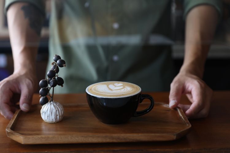 以攤車起家的「小口品s」，提供旅人一個啜飲咖啡的好空間。黃盈甄攝