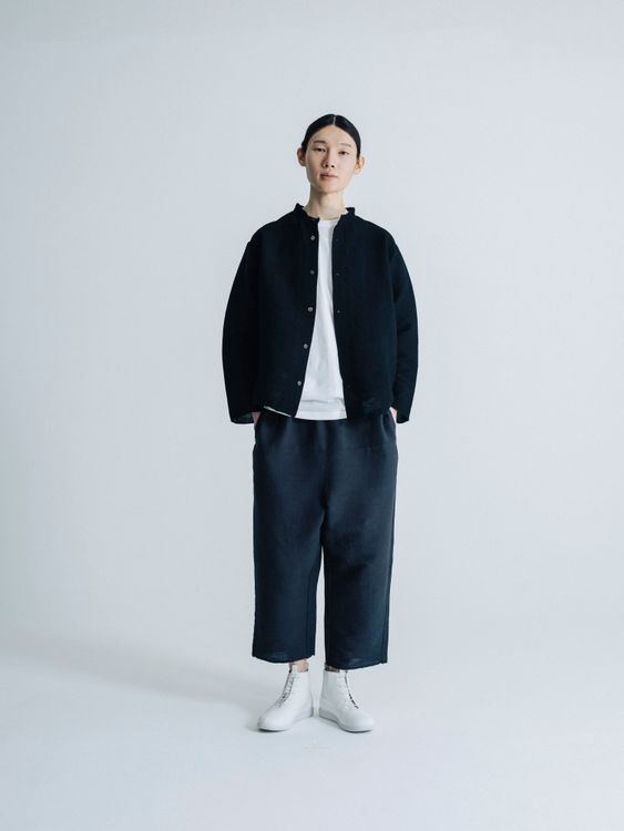 經典系列Yooryuu將純棉材質以特殊紋理設計，觸感舒適。波紋楊柳2立領七分袖襯衫9200元，波紋楊柳1寬管褲6200元。品牌提供