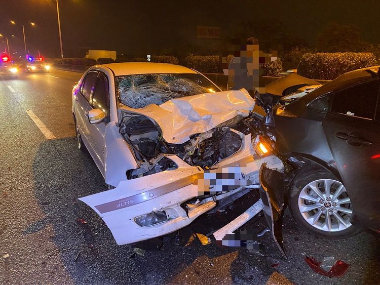 國道4車連環撞導致車輛嚴重毀損。警方提供