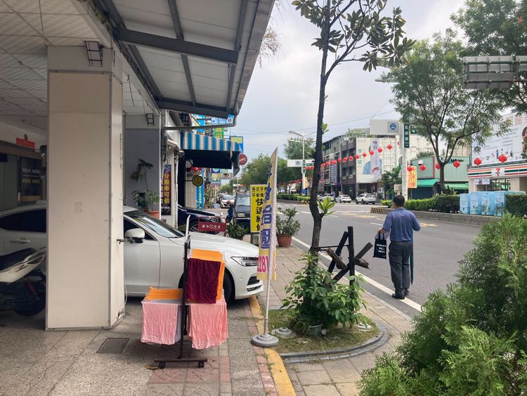 人行道空間阻礙多，非行人友善空間。陳宏銘攝