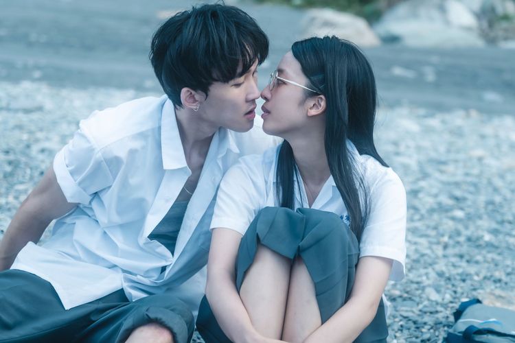 王渝萱（右）與葉廷麒在海邊約會。奇葩娛樂提供