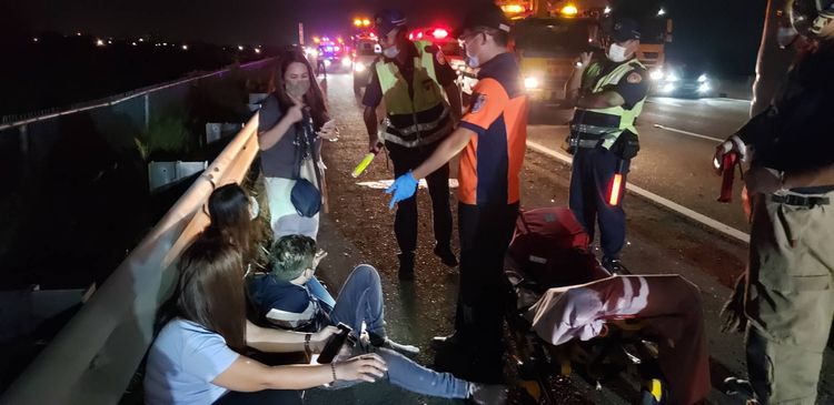 警消獲報，趕緊將傷者救護送醫。民眾提供