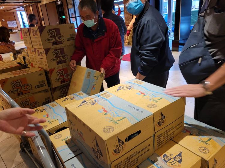 社會處人員一早派送物資。縣府提供