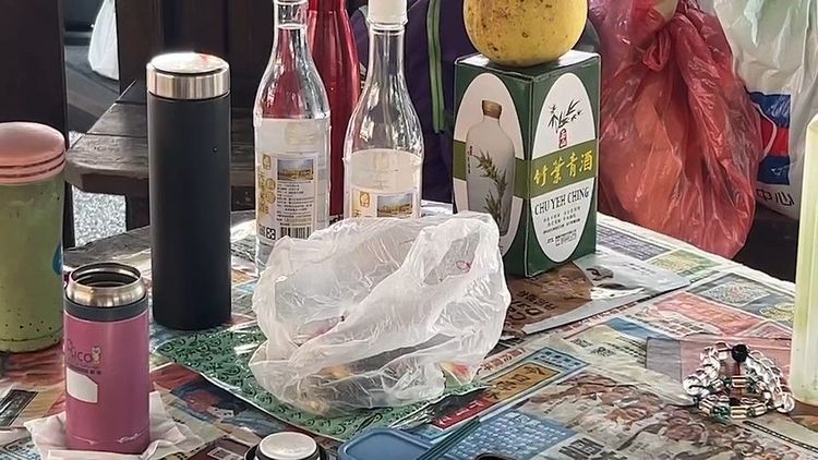 鬥毆當事人之一紅衣男今早又重回涼亭和朋友聊天，桌上擺著3瓶酒。魏嘉良攝