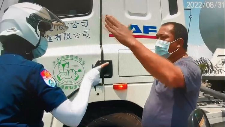 張男與陳姓女警發生激烈爭執。民眾提供。