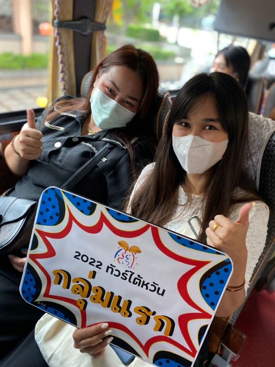 遊客搭乘遊覽車時仍需配戴口罩。惠康旅行社提供