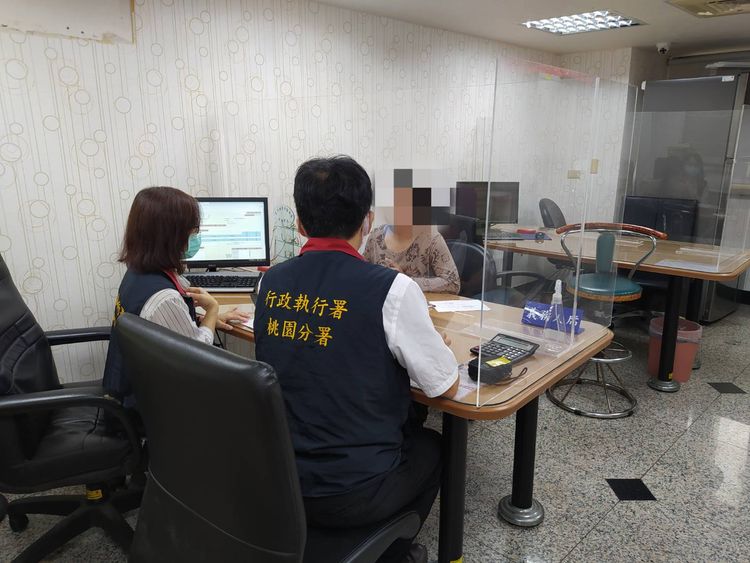 丁婦收到扣押命令後，向桃園分署表示有經濟困難，並於今天（1日）上午至執行署桃園分署辦理分期。桃園分署提供