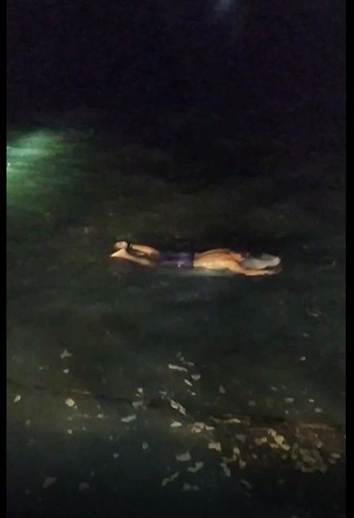 吳男在海中載浮載沉。台東縣消防局提供