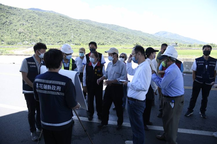 玉長大橋現場會勘。花蓮縣政府提供