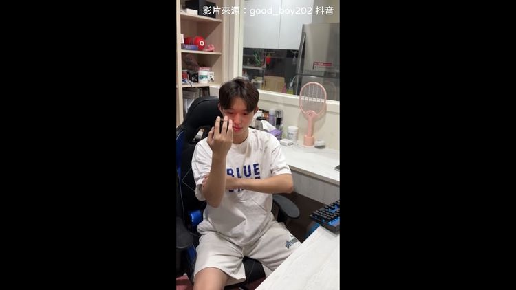 男友神解題，把滑鼠安然放上桌。