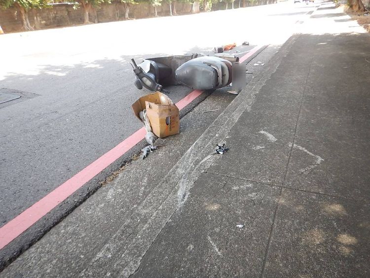 葉男騎機車沿工業1路行駛不明原因自摔。讀者提供