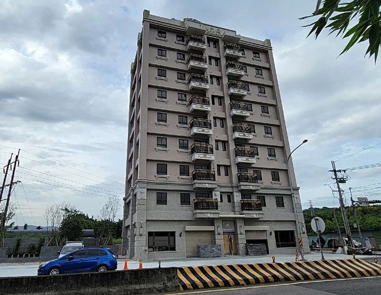 「荷蘊棧」訴求緊鄰三鶯線LB04橫溪站點、未來可以一線抵達頂埔站或串聯板南線的住商大樓，每坪開價39萬元起。翻攝售屋平台