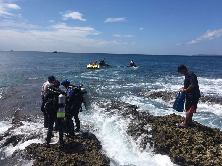 義消出動水上摩托車及香蕉船前往救援，旁觀者笑稱潛水客多玩了一項水上活動。屏東縣消防局提供