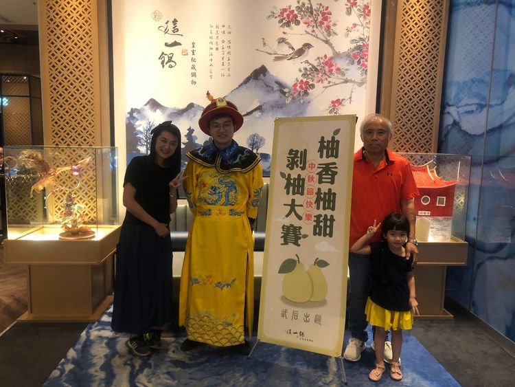 這一鍋皇室秘藏鍋物中秋節當天舉辦剝柚子比賽，參加即贈培根牛肉，第1名再拿神仙牛肉一份。這一鍋提供