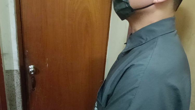 杜姓被害人因金錢借貸糾紛被逼喝尿、釘書機釘耳等不人道虐待。林錫淵攝