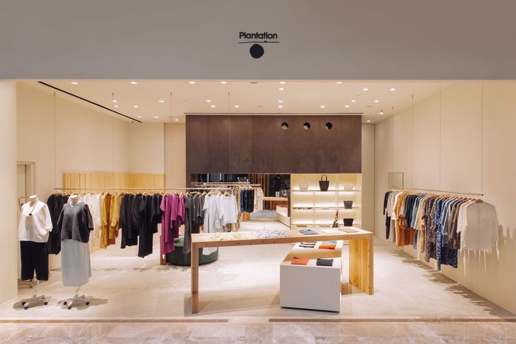 Plantation於台南南紡購物中心打造首家專賣店，店裝採用帶有現代感的木質調風格，打造令人身心放鬆的自在氛圍。品牌提供