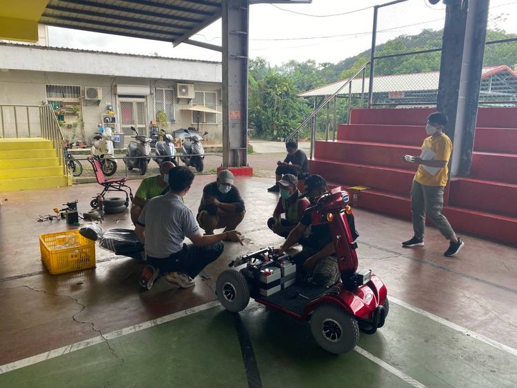 維修人員在部落活動中心檢修。屏縣社會處提供