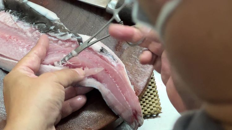 謝宏昌手勢靈活翻轉，鉗入鉗出，整尾魚刺不到3分鐘完全去除乾淨。魏嘉良攝