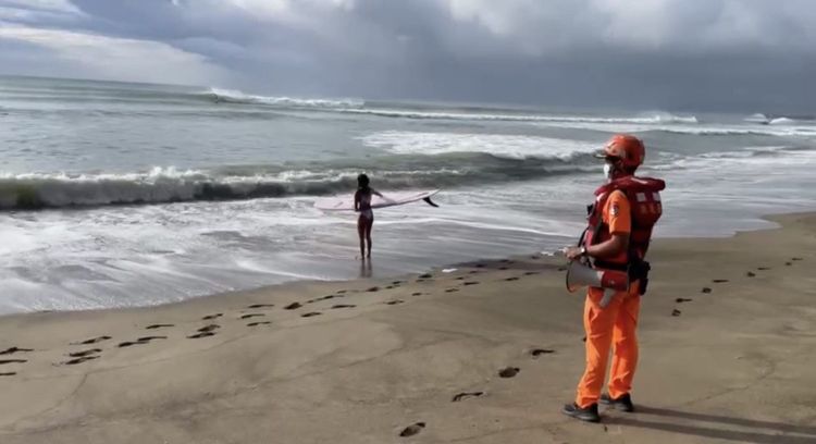 海巡人員到佳樂水海邊廣播勸導衝客上岸。海巡提供