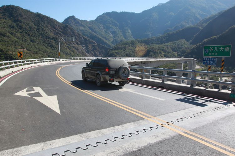 谷川大橋兩旁護欄將加高，增加攀爬難度。陳宏銘攝