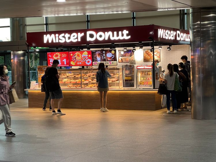 被害人約在甜甜圈店內交易，卻遭對方搶走191多萬元。王煌忠攝