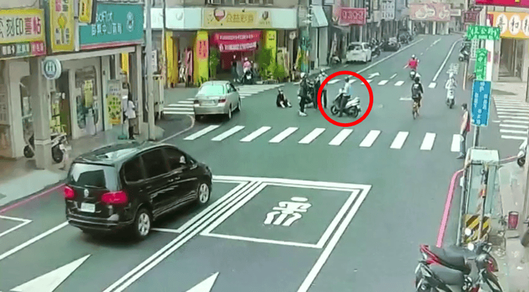 馬男人車後退後肇逃。民眾提供