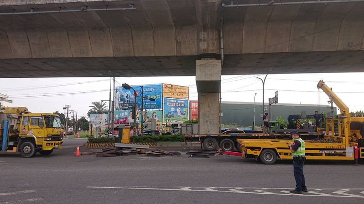 拖板車由鳳林路左轉市道188道路，車上鋼條掉一地。讀者提供