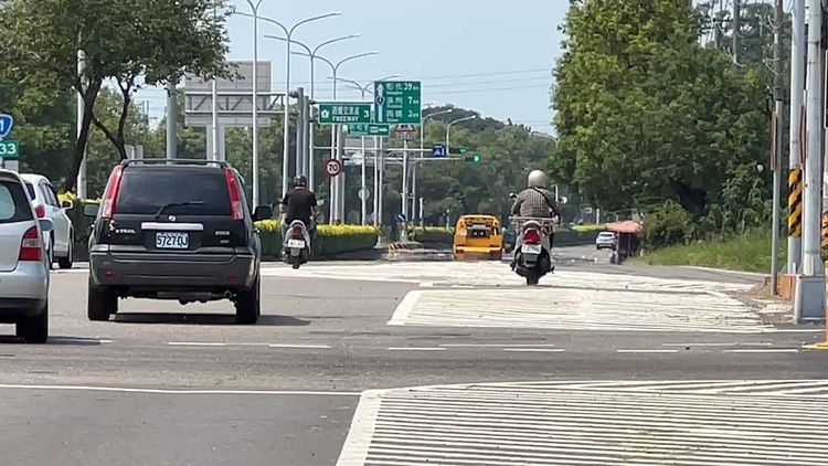 《壹蘋》記者現場觀察，無一車按S標線行駛，機車族為求安全都違規騎上白色槽化線區。魏嘉良攝