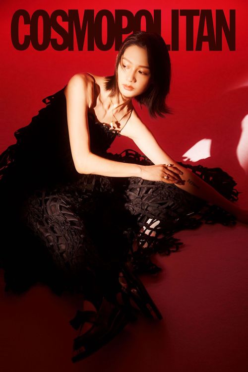 簡嫚書穿上Cecilie Bahnsen黑洋裝小露性感。《COSMOPOLITAN.COM》提供