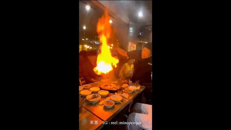 大叔用以手掌的著火直接點燃食物。