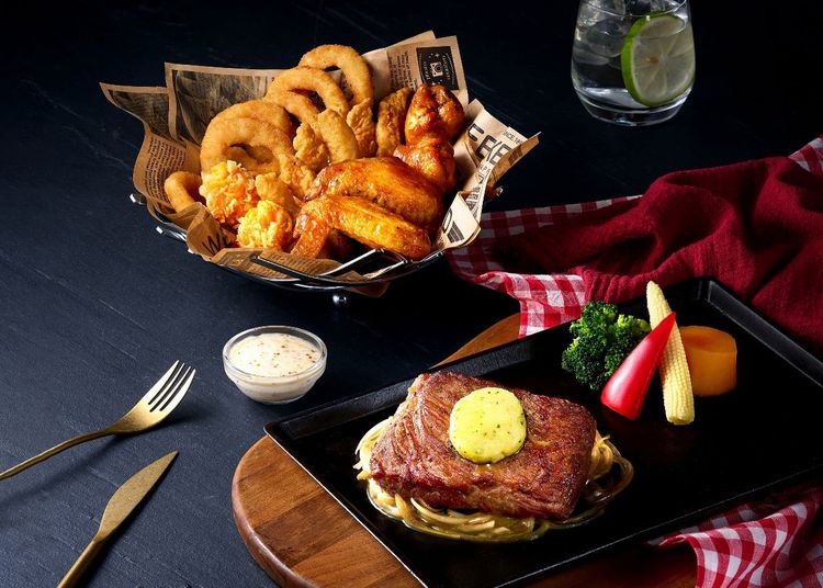 西堤牛排連續2個月推出消費滿3客套餐，即可加1元贈烤雞派對拼盤。業者提供