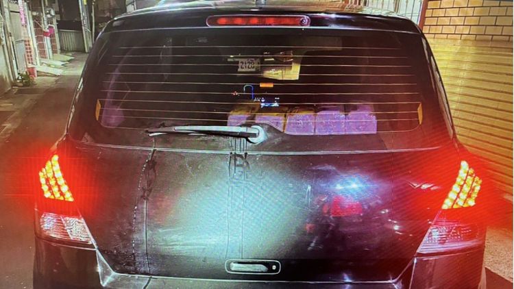 後擋風玻璃的雨刷被塗上快乾。讀者提供