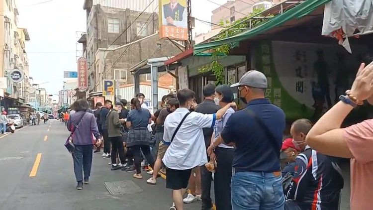 排隊隊伍總長逾1公里。民眾提供