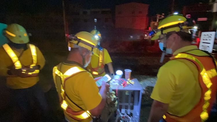 工程人員徹夜搶修，在軌道旁度中秋。孫英哲攝