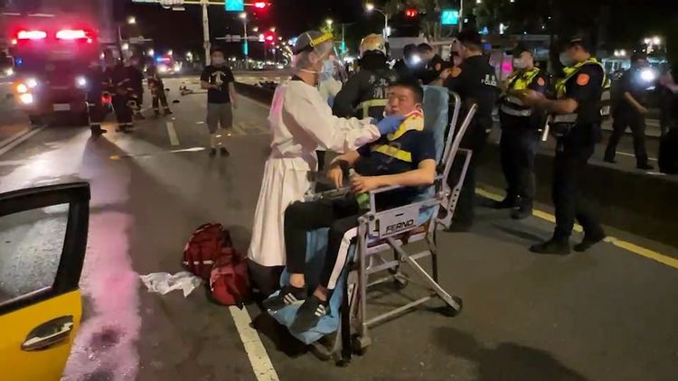 小黃駕駛被救出後，由救護車送往醫院。黃仲瑜攝