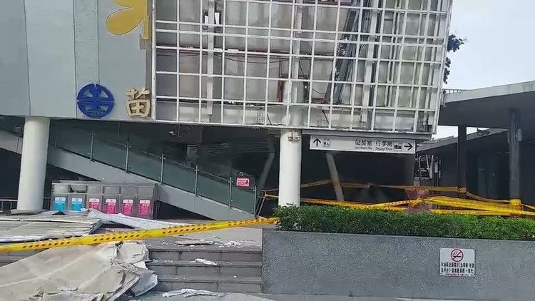 外牆大面積剝落。民眾提供