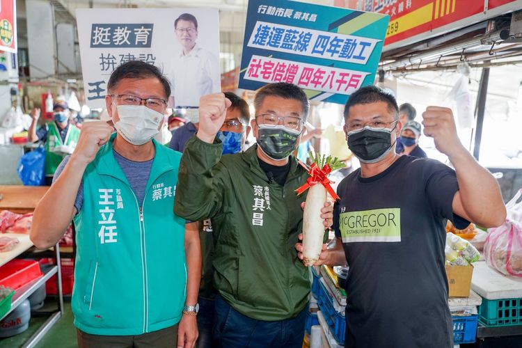 市議員王立任(左)今天陪同蔡其昌走進梧棲市場跟選民拜託海線人支持海線鄉親。蔡其昌競總提供