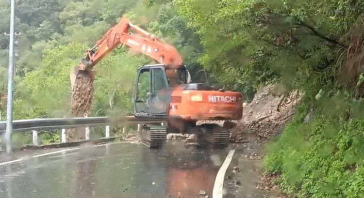 復興區下巴陵往爺亨道路約200百公尺處發生土石坍方意外，目前正在搶通中。警方提供