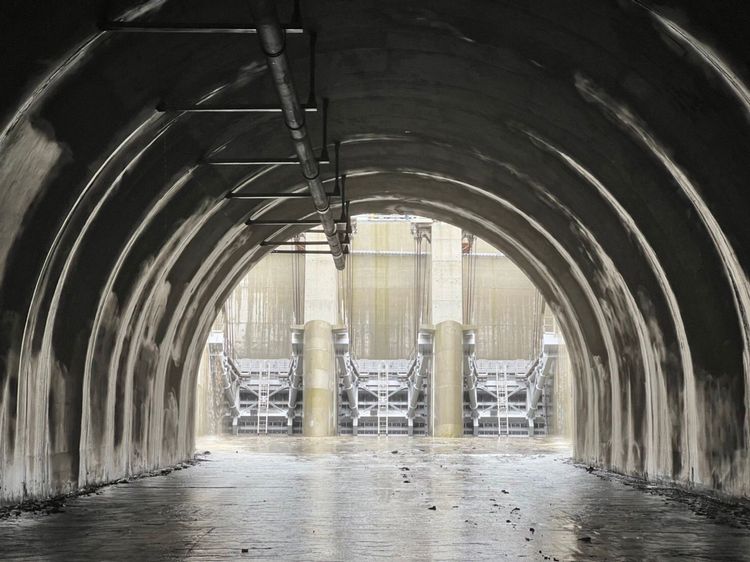 阿姆坪防淤隧道自2017年11月開工，2021年5月隧道貫通，目前進度達97%，主要防淤設施安全評估均已通過，先前經單機測試功能正常。北水局提供