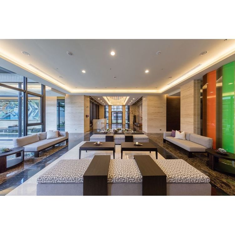 芳洲九路成屋案「全坤尊峰－微風館」，訴求洲子洋重劃區水岸第一排的精工美宅，住宅產品皆有2－3面自然採光、室內無暗房，，主力格局30－45坪。翻攝全坤建設官網