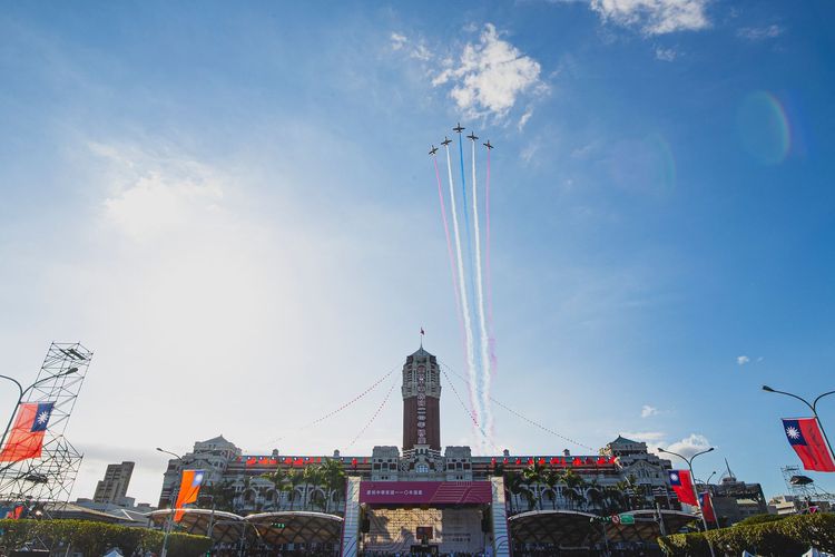 去年國慶，空軍雷虎小組AT-3教練機以大雁隊形，通過總統府上方。青年日報提供