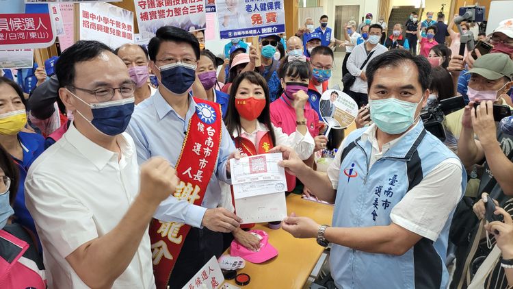 謝龍介完成登記。劉榮輝攝。