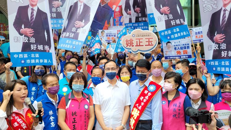 謝龍介由朱立倫陪同到市選委會登記。劉榮輝攝。