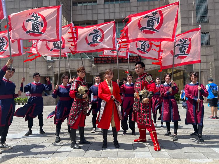 后豐區蔡怡萱以女將軍裝扮登記參選。讀者提供