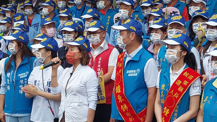 鍾東錦9月2日登記參選縣長時，國民黨籍現任縣長徐耀昌的妻子蔡麗卿（麥克風者）到場力挺。楊永盛攝