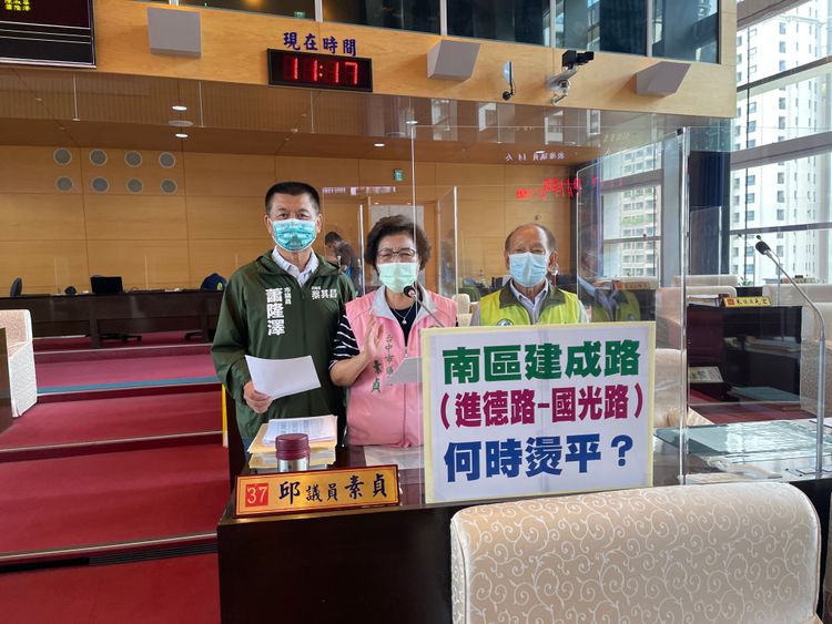 市議員蕭隆澤（左起）邱素貞與謝明源要求市府訂定修整路樹標準。曾雪蒨攝